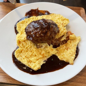 三浦赤たまごと足柄牛ハンバーグ贅沢オムバーグ 卵を崩したところ.jpeg