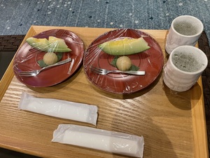 デザートはメロンと葛餅みかん.jpeg