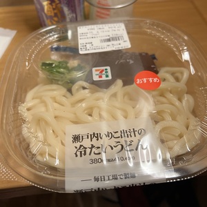 今回はセブンイレブンで買った「瀬戸内入りこ出汁の冷たいうどん」を購入．発車が遅れたのでお腹空いてきた．買っておいて正解だった．.jpeg