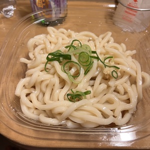 出汁をかけて5分くらいほぐす必要があったけど，うどんは実質３玉100円くらいの品質．いりこ出汁は美味しかった．最後つまみの代わりに飲み干しました．捨てるのも大変だ.jpeg