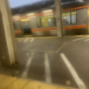 サンライズ出雲，浜松駅．始発が動いてる感じかな．希望すれば車掌に相談して静岡駅で新幹線に乗り継ぎ可能だった．仕事で乗り換えた人もいたようだったけど.jpeg