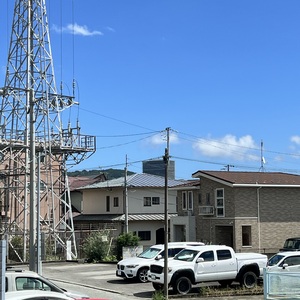 新松田駅のホームから望む．新松田駅は2000年6月以来なので27年ぶり．１年間通った．あの丘のビル．.jpeg