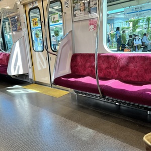 さっきの上列車が出発した後に入ってきた次の登り列車．17分ほど止まる予定なのでそのまま着座．.jpeg