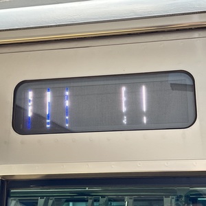 12時50分に下列車が出発するというアナウンスがあったが，それっぽい電車が入ってきたので移動．電光掲示板が小田原行きに変わる．（写真では「田」がかろうじて見える．）.jpeg