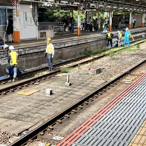 熱海駅での保線状況．ホームを削っていたけど．.jpeg