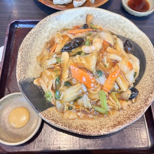 熱海駅の駅ビル，ラスカ熱海にある五味八珍(ごみはっちん)で昼食．これも恒例行事になった．今回は一番人気の五目焼きそば.jpeg