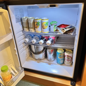 熱海倶楽部迎賓館，最近は冷蔵庫にドリンクが入っていてオールエクスクルーシブ．水とお茶とカフェオレ，パイナップルジュース．アルコールは持ち込み．.jpeg