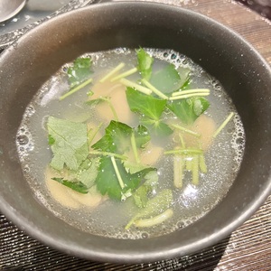 はまぐりの酒蒸しはスープまでいただきます．三つ葉を添えて．.jpeg