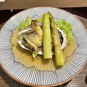 鮑ステーキ フリルレタスの上に．アスパラガス．.jpeg