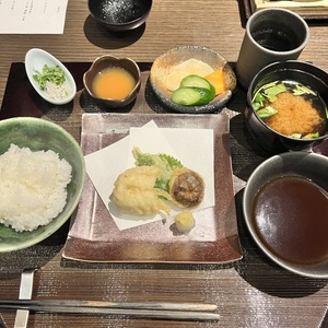 揚げ物 太刀魚天麩羅 椎茸 大葉 大生姜 天汁　静岡産コシヒカリ 黄身醤油 しらす 三つ葉 香の物三点盛り お椀 合わせ味噌仕立て.jpeg