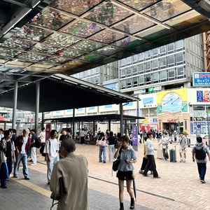熱海駅に到着．大学生が多いのは，9月は夏休みなのだそうで．.jpeg