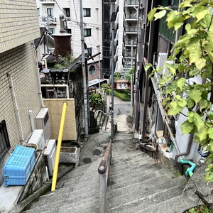 熱海サンビーチに向かう途中の昭和感のある坂道．撮影しただけ．.jpeg