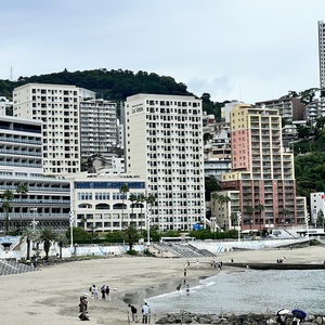 熱海サンビーチ．9月だけど最近雨続きで少し寒いので海に入る人は少ない．.jpeg