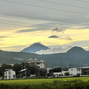 富士山の上から傘のようになっている雲.jpeg