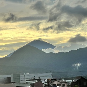 手前の山と重なる富士山．.jpeg