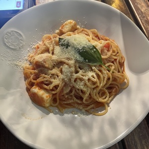 モッツァレラチーズとフレッシュトマトのスパゲッティマルゲリータ．ちょっとソースの絡みが足りないかなぁ．.jpeg
